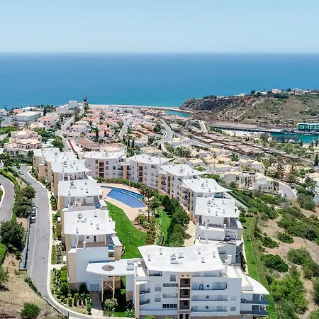 With Comfortable Terrace, 2 Swimming Pools & Tennis Court Appartement Albufeira